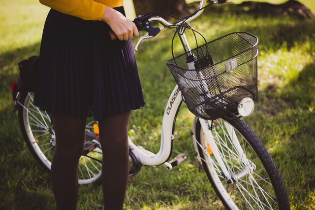 Estilo de vida de bicicletas. elegantes bicicletas con estilo lila con cesta.  la bicicleta de niña se parece a la bicicleta de mamá